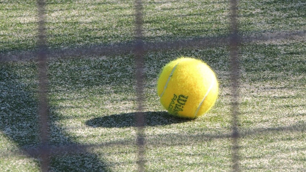 ball mit unterschnitt beim tennis