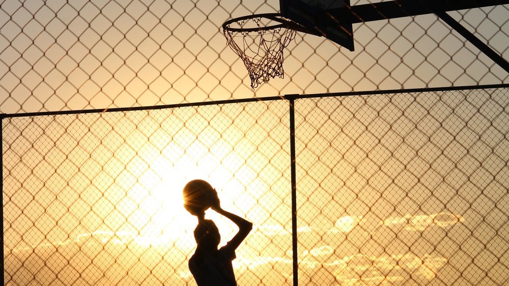wie lange geht ein basketball spiel